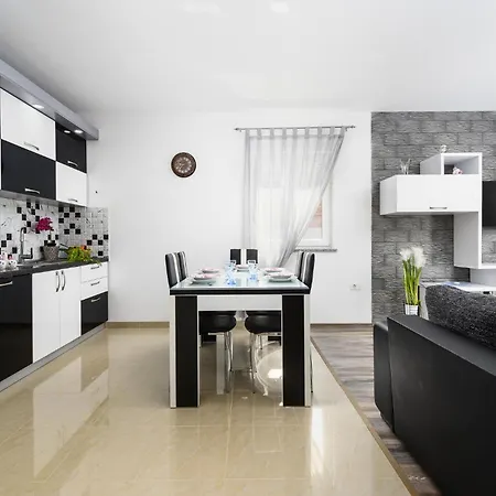 Four-bedroom In Rovinjsko Selo