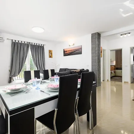 Four-bedroom In Rovinjsko Selo
